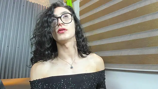 Snapshot of Shammy_rosse chatting on 05-21-26, 01:23 Shammy rosse online show from 05-21-26, 01:23