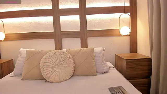Emii Lux online show from 05-14-26, 07:42