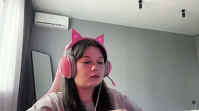 Snapshot of Alinalovelove chatting on 04-16-26, 01:34 Alinalovelove online show from 04-16-26, 01:34