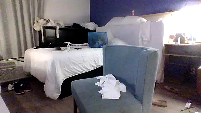 Snapshot of Dicksee_Left chatting on 04-26-26, 04:32 Dicksee Left online show from 04-26-26, 04:32