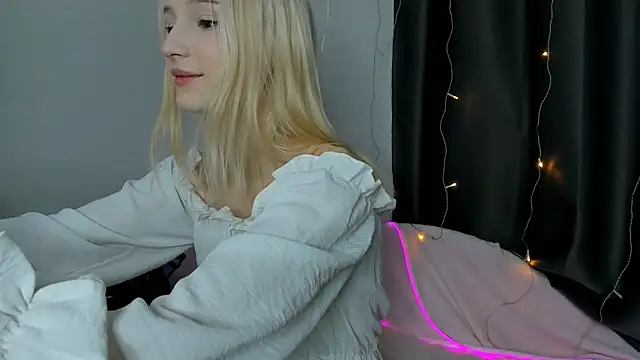 SophiaDarsly online show from 04-19-26, 08:33