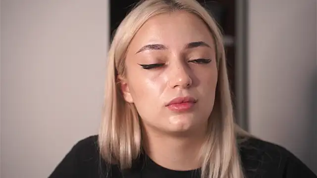 GeraldineFeary online show from 04-17-26, 01:47