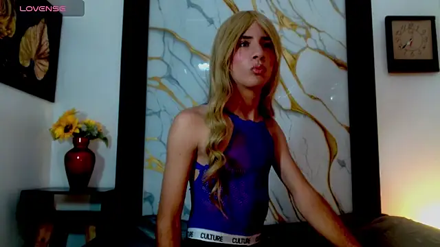 Snapshot of esmeralda_negrette chatting on 04-18-26, 03:43 esmeralda negrette online show from 04-18-26, 03:43