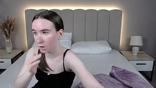 Snapshot of MarliinNova chatting on 07-02-26, 04:07 MarliinNova online show from 07-02-26, 04:07