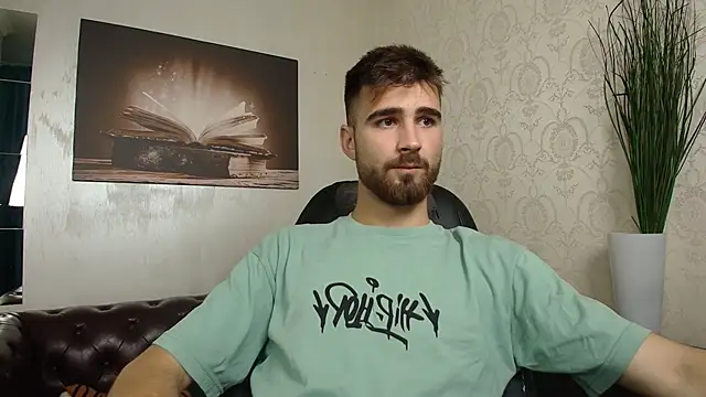 Snapshot of KyloEast chatting on 07-17-26, 04:30 KyloEast online show from 07-17-26, 04:30