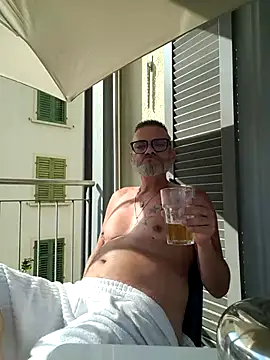 Snapshot of Thomster72 chatting on 06-21-26, 03:47 Thomster72 online show from 06-21-26, 03:47