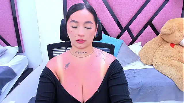 Snapshot of MiaaCastroo chatting on 05-19-26, 02:40 MiaaCastroo online show from 05-19-26, 02:40