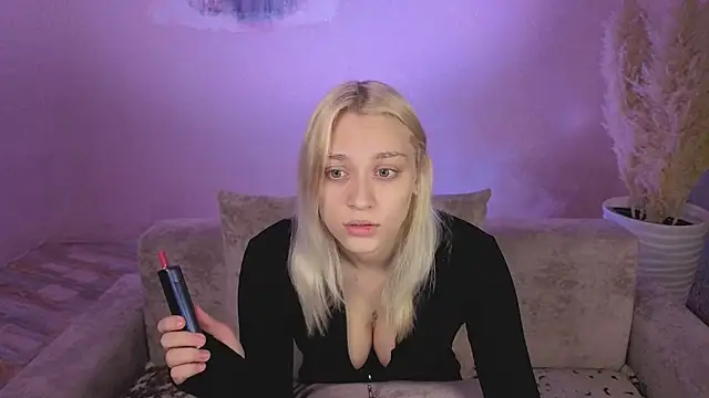 Snapshot of KaraLiin chatting on 05-29-26, 04:49 KaraLiin online show from 05-29-26, 04:49