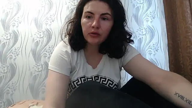 Snapshot of AlinaxJames chatting on 06-19-26, 08:07 AlinaxJames online show from 06-19-26, 08:07