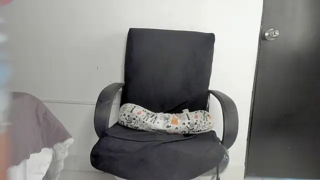 Snapshot of lolabunnysc chatting on 05-18-26, 12:11 lolabunnysc online show from 05-18-26, 12:11