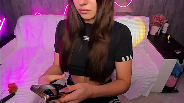 Snapshot of Elle_goldman chatting on 06-23-26, 04:05 Elle goldman online show from 06-23-26, 04:05