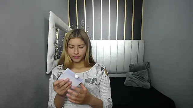 Snapshot of nancy_blonde chatting on 05-08-26, 12:43 nancy blonde online show from 05-08-26, 12:43