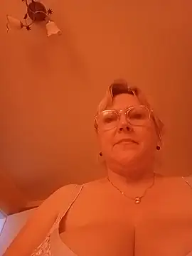 Snapshot of I_amVeronicle chatting on 06-18-26, 12:31 I amVeronicle online show from 06-18-26, 12:31