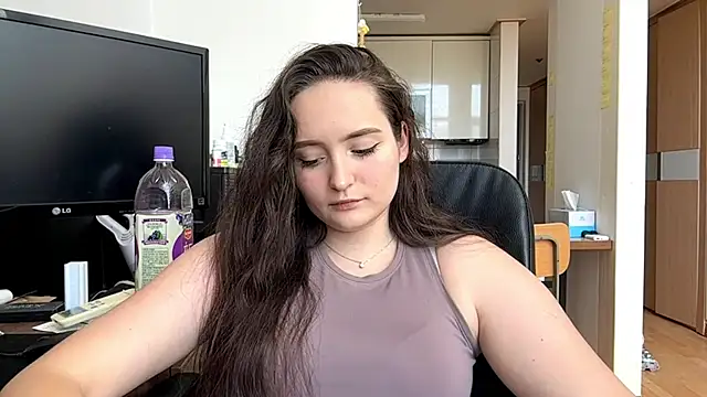 Snapshot of Emilly_Cart chatting on 05-10-26, 02:39 Emilly Cart online show from 05-10-26, 02:39