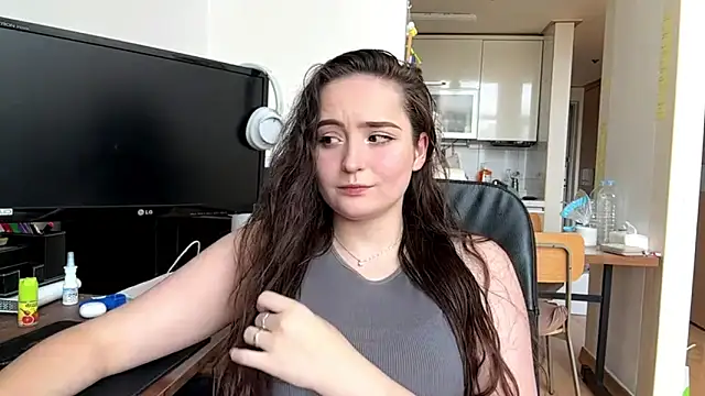 Snapshot of Emilly_Cart chatting on 06-04-26, 03:12 Emilly Cart online show from 06-04-26, 03:12
