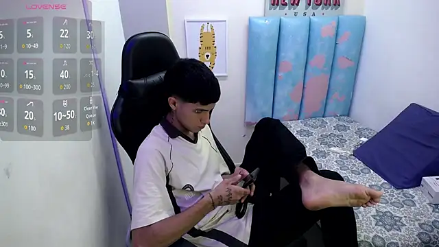 AAA WHITE online show from 04-25-26, 08:06