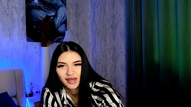 Snapshot of Holly_Beck chatting on 05-28-26, 12:30 Holly Beck online show from 05-28-26, 12:30