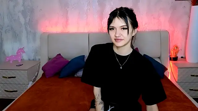 Snapshot of Holly_Beck chatting on 06-08-26, 02:01 Holly Beck online show from 06-08-26, 02:01