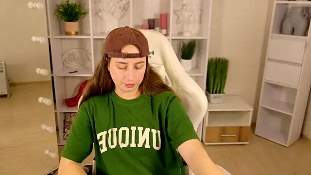 NadinnL online show from 05-31-26, 06:31