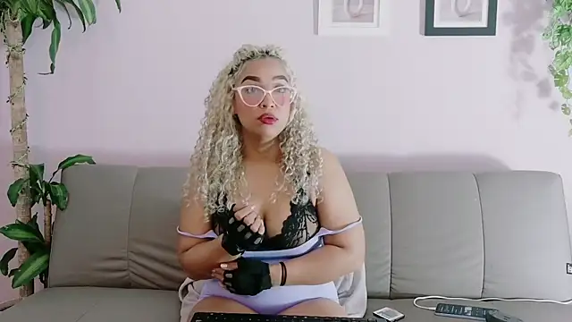 Luana curly online show from 04-25-26, 03:53