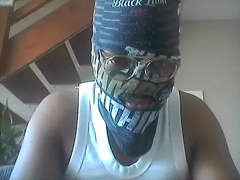 Snapshot of LunjeSA chatting on 07-15-26, 11:48 LunjeSA online show from 07-15-26, 11:48