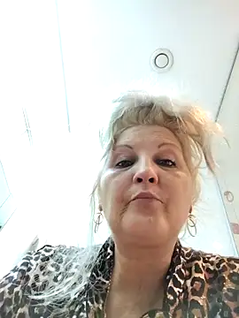 Snapshot of Divineblond chatting on 10-24-25, 11:01 Divineblond online show from 10-24-25, 11:01