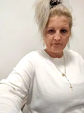 Snapshot of Divineblond chatting on 10-29-25, 04:31 Divineblond online show from 10-29-25, 04:31