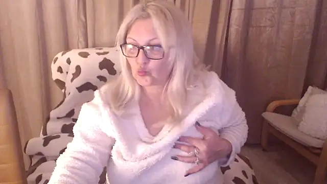 Snapshot of Divineblond chatting on 11-15-25, 10:04 Divineblond online show from 11-15-25, 10:04