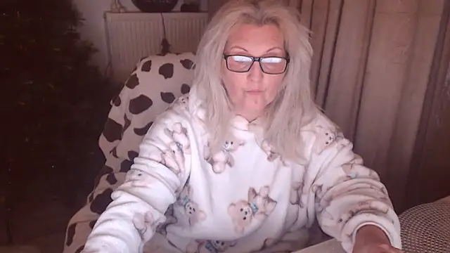 Snapshot of Divineblond chatting on 11-18-25, 10:14 Divineblond online show from 11-18-25, 10:14