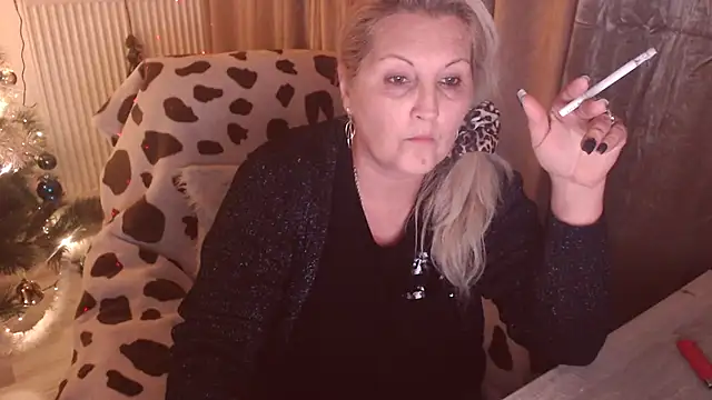 Snapshot of Divineblond chatting on 11-24-25, 08:52 Divineblond online show from 11-24-25, 08:52