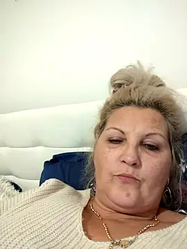 Snapshot of Divineblond chatting on 11-28-25, 07:38 Divineblond online show from 11-28-25, 07:38