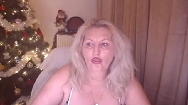 Snapshot of Divineblond chatting on 12-02-25, 09:21 Divineblond online show from 12-02-25, 09:21