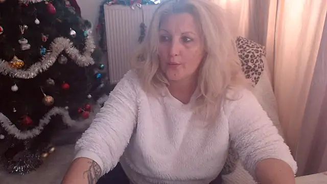 Snapshot of Divineblond chatting on 12-05-25, 10:02 Divineblond online show from 12-05-25, 10:02