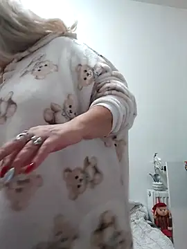 Snapshot of Divineblond chatting on 12-13-25, 07:53 Divineblond online show from 12-13-25, 07:53