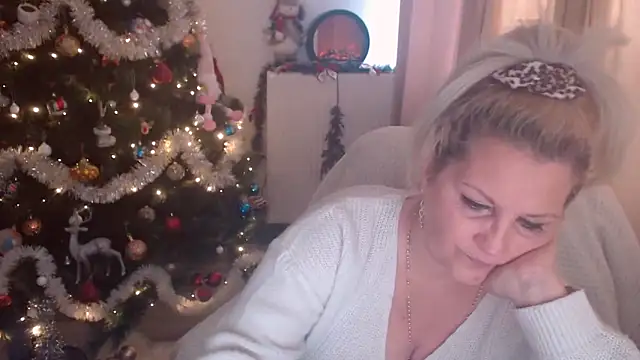 Snapshot of Divineblond chatting on 12-15-25, 09:57 Divineblond online show from 12-15-25, 09:57