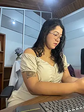 Chloe Thomsoon  online show from 05-31-26, 11:50
