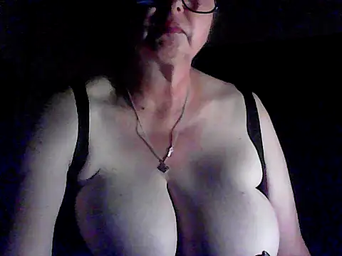 Sexyhoneybee1 online show from 04-26-26, 06:33