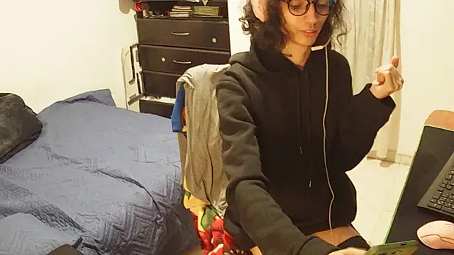 hxxyro1 online show from 05-01-26, 03:33
