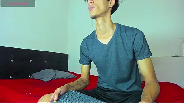 liammendoza98 online show from 05-12-26, 11:51