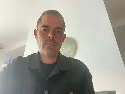 Snapshot of Riccardo86xx chatting on 05-17-26, 04:21 Riccardo86xx online show from 05-17-26, 04:21