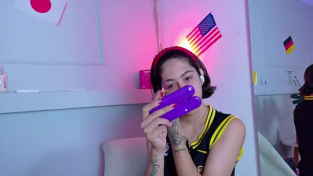 Snapshot of ZoeyPetit chatting on 07-16-26, 02:01 ZoeyPetit online show from 07-16-26, 02:01