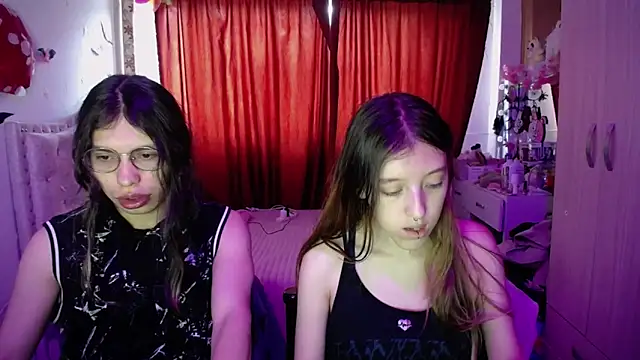Snapshot of Blair_y_Briar chatting on 05-15-26, 04:47 Blair y Briar online show from 05-15-26, 04:47