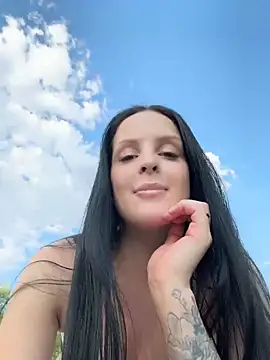 Evaryn online show from 05-18-26, 01:17