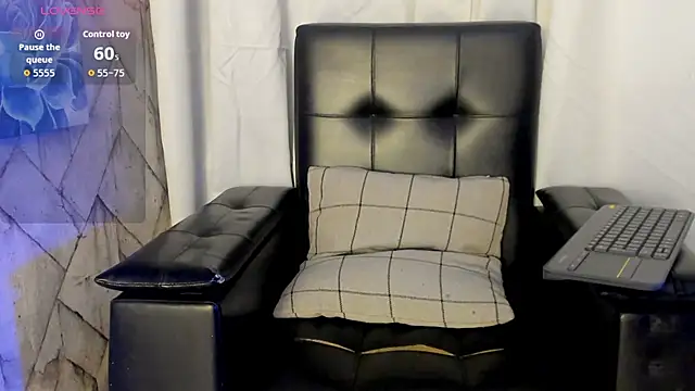 Snapshot of Jaadewest chatting on 07-15-26, 10:53 Jaadewest online show from 07-15-26, 10:53
