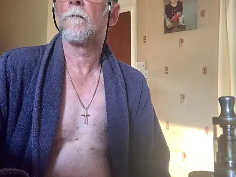 Snapshot of Moonraker64 chatting on 06-23-26, 05:27 Moonraker64 online show from 06-23-26, 05:27