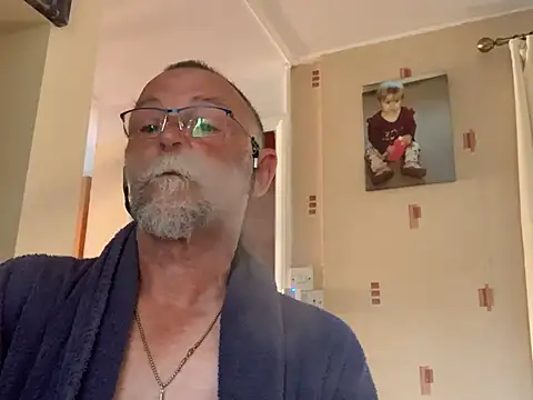 Snapshot of Moonraker64 chatting on 07-10-26, 05:56 Moonraker64 online show from 07-10-26, 05:56
