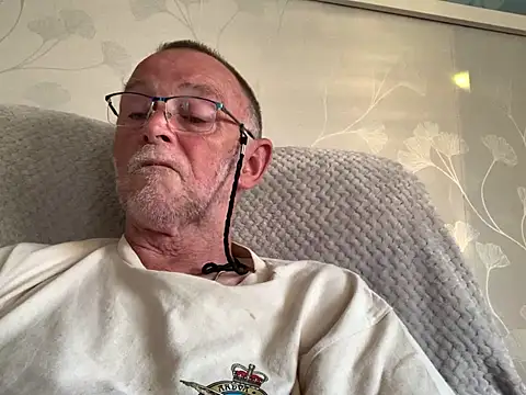 Snapshot of Moonraker64 chatting on 07-11-26, 07:27 Moonraker64 online show from 07-11-26, 07:27