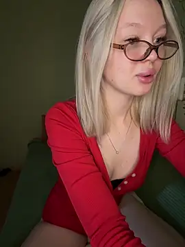 Snapshot of Velvet_Doll_ chatting on 05-16-26, 04:31 Velvet Doll online show from 05-16-26, 04:31