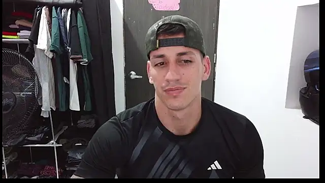 Snapshot of RaulRico chatting on 05-10-26, 11:32 RaulRico online show from 05-10-26, 11:32
