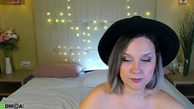 Nikki Mi1k online show from 05-17-26, 09:38